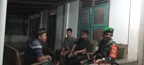 Pelda sutresno bersama tokoh masyarakat aktif lakukan patroli di wilayah binaan ciptakan suasana yang kondusif.