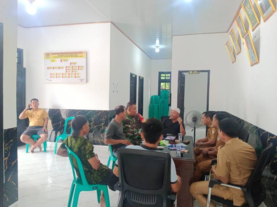 Babinsa Koramil 406-03/Rupit Laksanakan Komsos Bersama Perangkat Desa