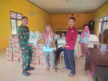 Sertu Tugianto Babinsa Koramil 406-04/Muara Lakitan monitor pembagian batuan sosial di wilayah binaan