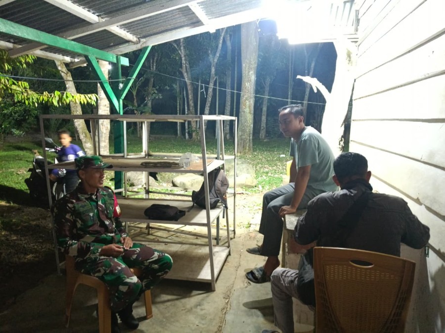 Babinsa Koramil 406-07/Jayaloka Laksanakan Patroli Siskamling Demi Stabilitas Keamanan Wilayah