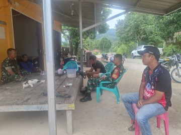 Babinsa Koramil 406-01/Rawas Ulu Laksanakan Komsos dan Silaturahmi dengan Warga Desa Napalicin