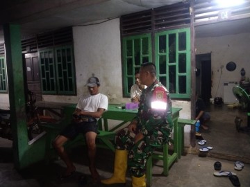 Sertu Rama Doni Ciptakan Situasi Aman di Desa Bamanso melalui Kegiatan Siskamling