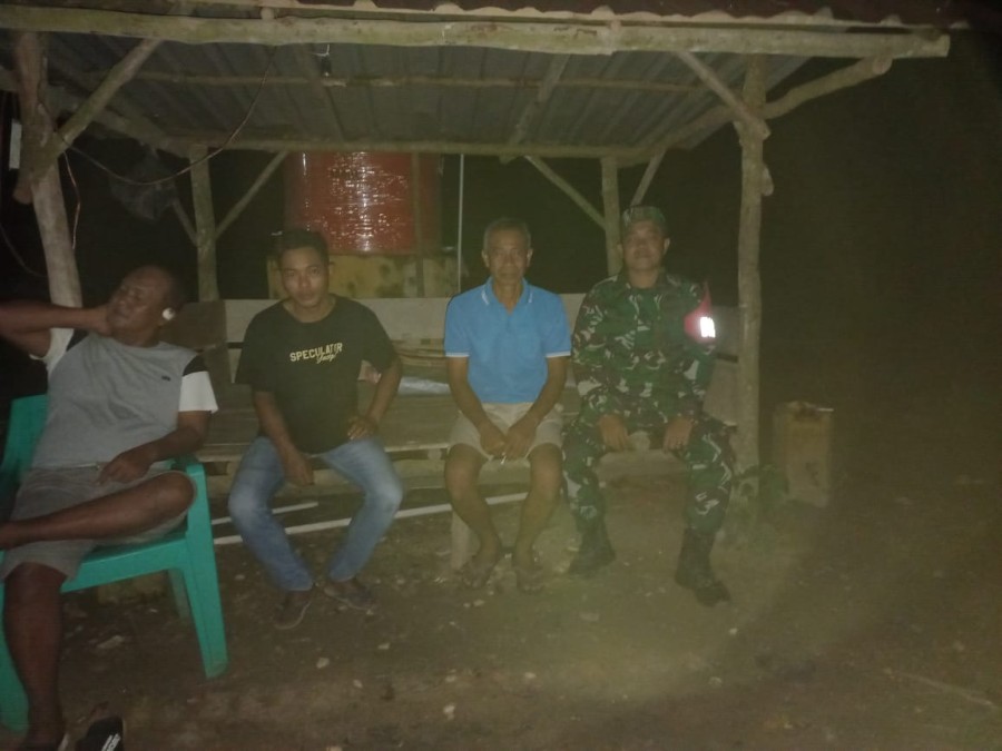 Babinsa Koramil 406-05/Muara Kelingi Laksanakan Patroli Siskamling Bersama Warga Desa Suka Makmur