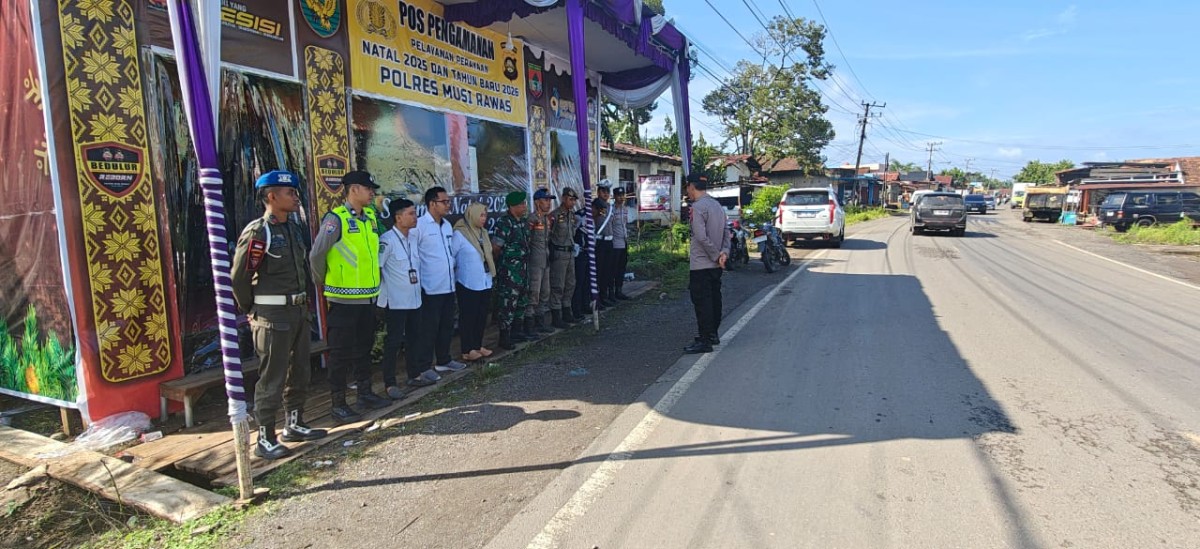 Babinsa Koramil 406-05/Muara Kelingi Laksanakan Monitoring Pos Nataru di Simpang Semambang