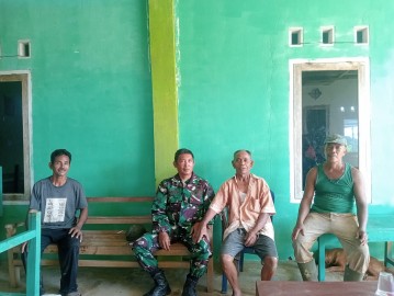 Babinsa Koramil 406-09/Terawas Laksanakan Komsos Bahas Bahaya Narkoba di Desa Paduraksa