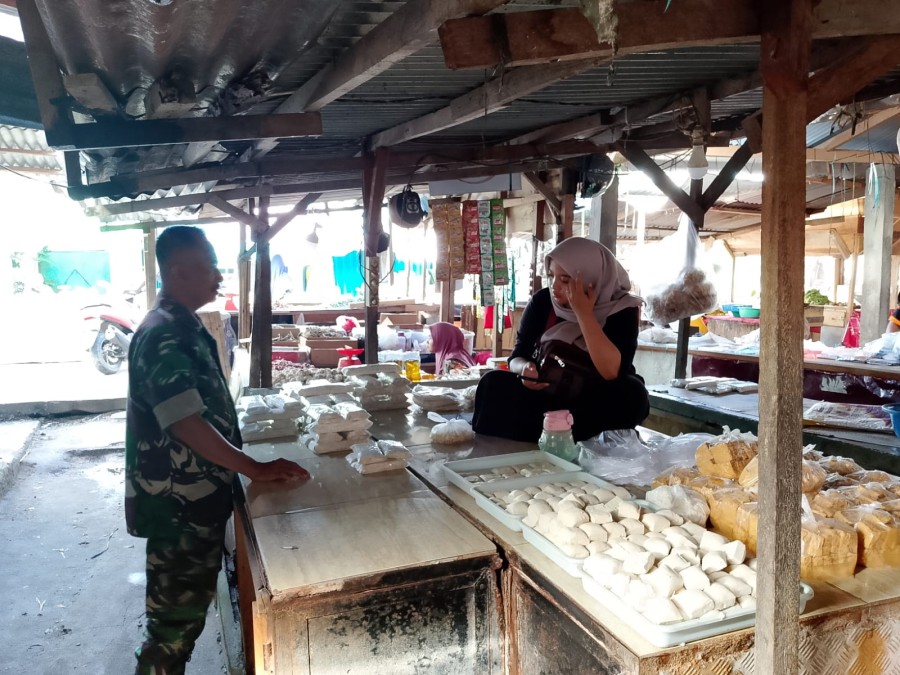 Babinsa Koramil 406-10/Lubuklinggau Timur Laksanakan Komsos dengan Pedagang Pasar Moneng Sepati