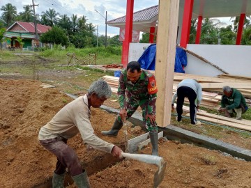 Babinsa Koramil 406-07/Jayaloka Pastikan Pembangunan Koperasi Merah Putih Berjalan Sesuai Rencana