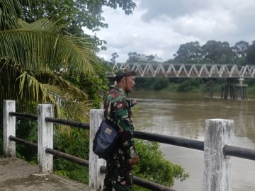 Babinsa Koramil 406-04/Muara Lakitan Aktif Lakukan Patroli Pemantauan Debit Air