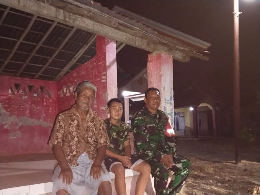 Babinsa Koramil 406-06/Tugumulyo Laksanakan Patroli dan Monitoring Siskamling