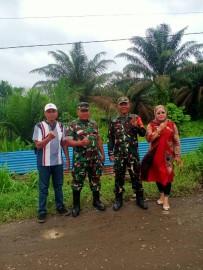 Danramil 406-04/Muara Lakitan turun ke lapangan pastikan pembangunan kdkmp tepat sasaran dan selesai tepat waktu