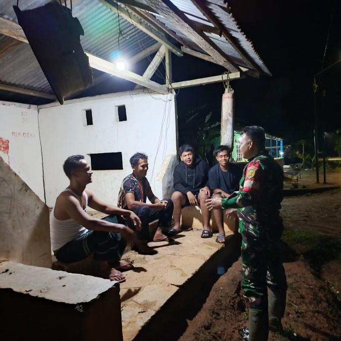 Tingkatkan Kamtibmas di wilayah kopda Andes putra Babinsa Koramil 406-05/Muara Keling aktif lakukan patroli siskamling