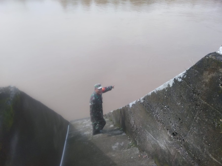 Antisipasi terjadi gumbencal di wilayah sertu pajri Maulani lakukan pengecekan debit air di wilayah binaan