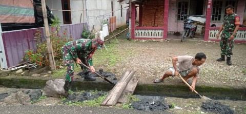 Babinsa Koramil 406-03/Rupit Bersama Warga Gotong Royong Bersihkan Selokan