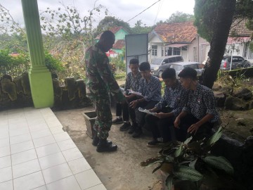 Babinsa Koramil 406-01/Rawas Ulu Ajak Remaja Binaan Menggapai Cita-cita Melalui Rekrutmen TNI AD