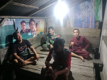 Ciptakan suasana yang kondusif Sertu aman Syah aktif lakukan patroli siskamling di wilayah binaan.