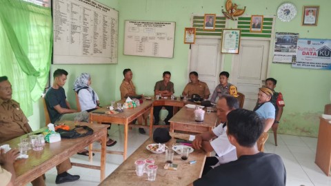 Babinsa Koramil 406-05/Muara Kelingi Laksanakan Komsos Bersama Pemdes Suka Makmur