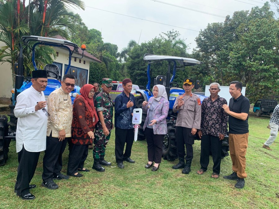 Pabung Kodim 0406/Lubuklinggau Mewakili Dandim 0406/Lubuklinggau Menghadiri Acara Penyerahan Bantuan Alsintan Traktor di Musi Rawas