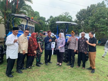 Pabung Kodim 0406/Lubuklinggau Mewakili Dandim 0406/Lubuklinggau Menghadiri Acara Penyerahan Bantuan Alsintan Traktor di Musi Rawas