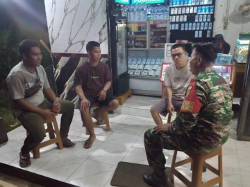 Ciptakan suasana wilayah binaan yang kondusif Serda Joko lakukan patroli siskamling pada malam hari