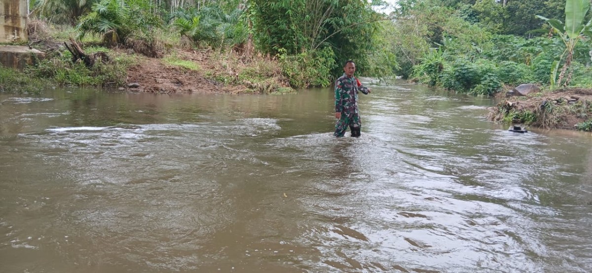 Koptu Taufik Babinsa Koramil 406-06/Tugumulyo turun kesungai rawan banjir