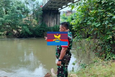 BABINSA KORAMIL 406-06/TUGUMULYO LAKUKAN PATROLI SUNGAI, ANTISIPASI BENCANA DI DESA TANAH PRIOK