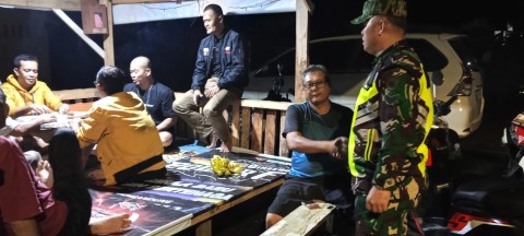 Sertu maetan Babinsa Koramil 406-10/lingau Timur sambangi pos ronda di wilayah binaan