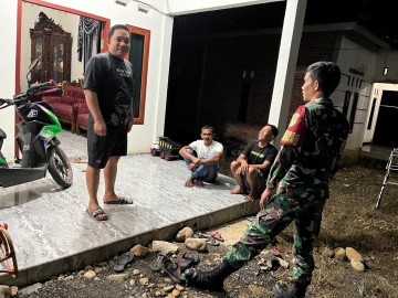 Babinsa Koramil 406-03/Rupit aktif lakukan patroli siskamling di wilayah binaan
