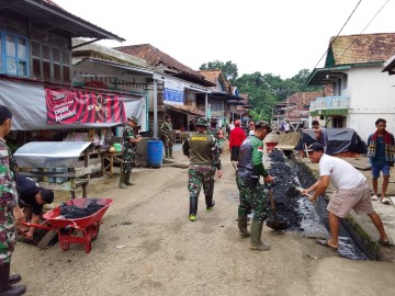 Ciptakan lingkungan yang Asri pelda Andri Susanto bersama Babinsa dan masyarakat lakukan korpe(pembersihan )masalah di desa karang Anyar
