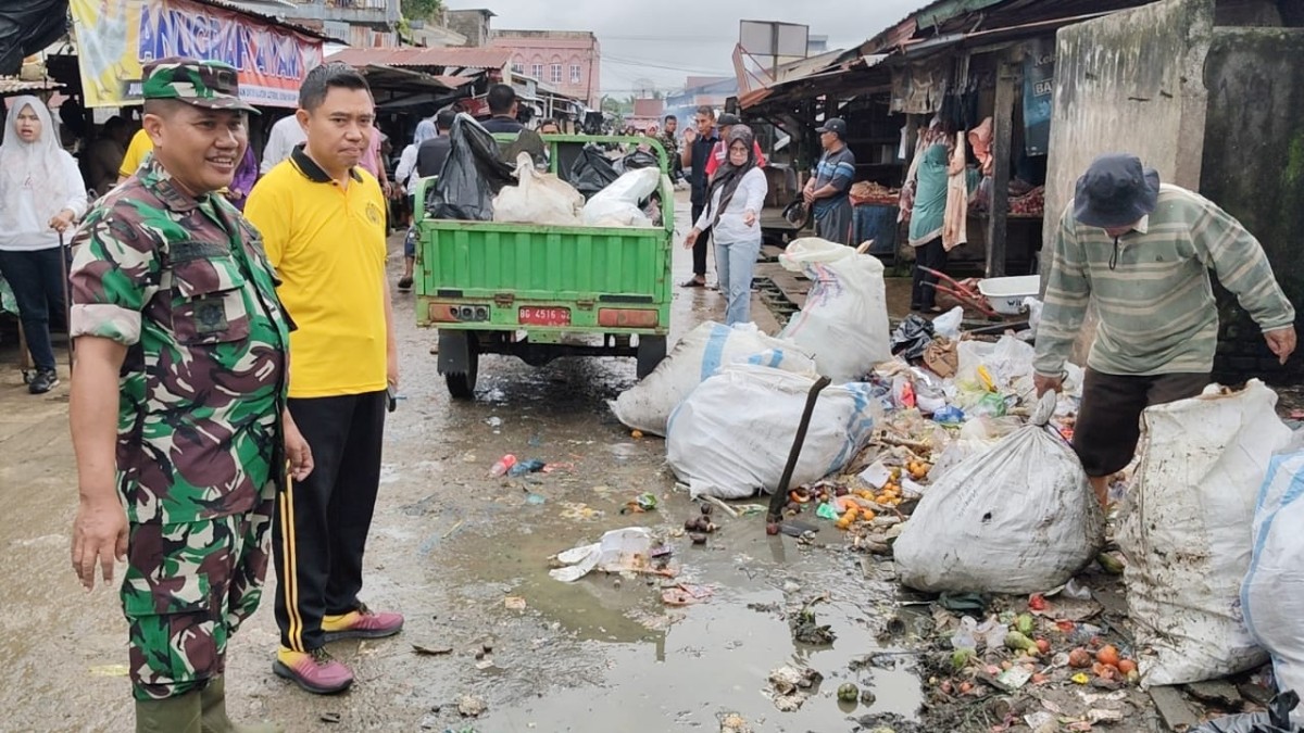 Ciptakan lingkungan yang Asri di lingkungan pasar Mega sakti kapten inf Hendri Susanto danramil 406-04/muara Lakitan turun langsung di lokasi