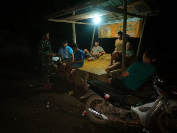 Tingkatkan keamanan di wilayah binaan Serda Dimas Prayoga lakukan patroli siskamling di wilayah binaan