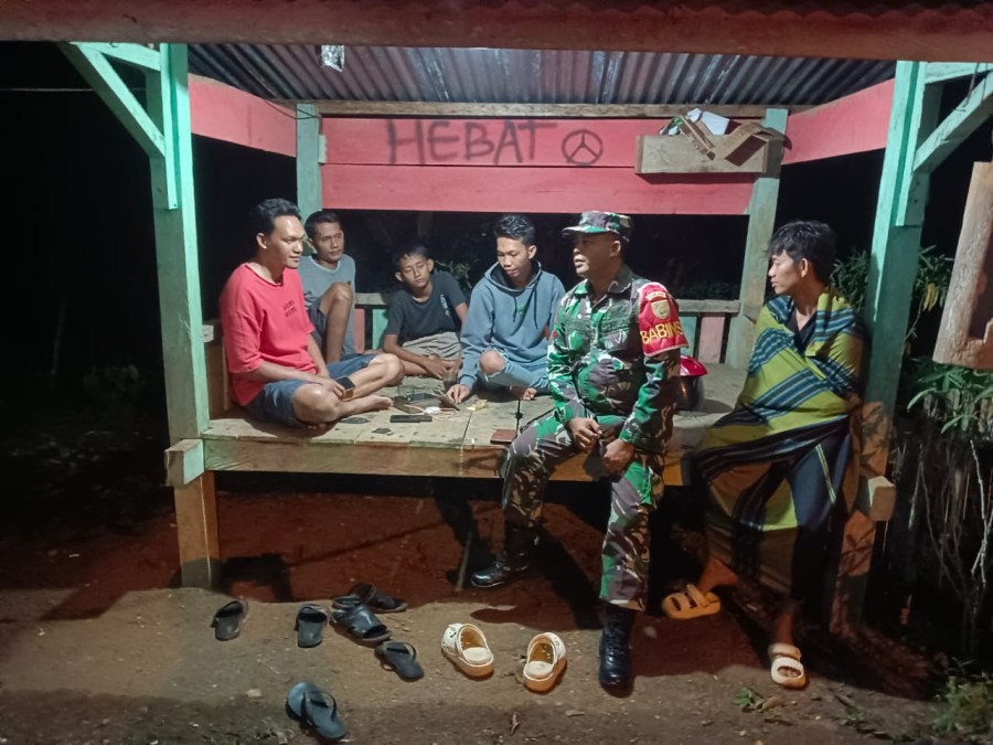 Babinsa Koramil 406-07/Jayaloka Laksanakan Patroli Siskamling di wilayah binaan