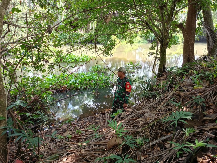 Babinsa Koramil 406-06/Tugumulyo Cek Debit Air Antisipasi Dampak Hujan