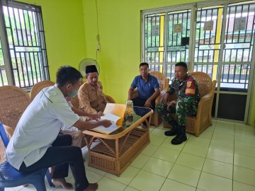 Babinsa Koramil 406-06/Tugumulyo Jalin Komsos dengan Kades dan Warga Desa U1 Pagarsari