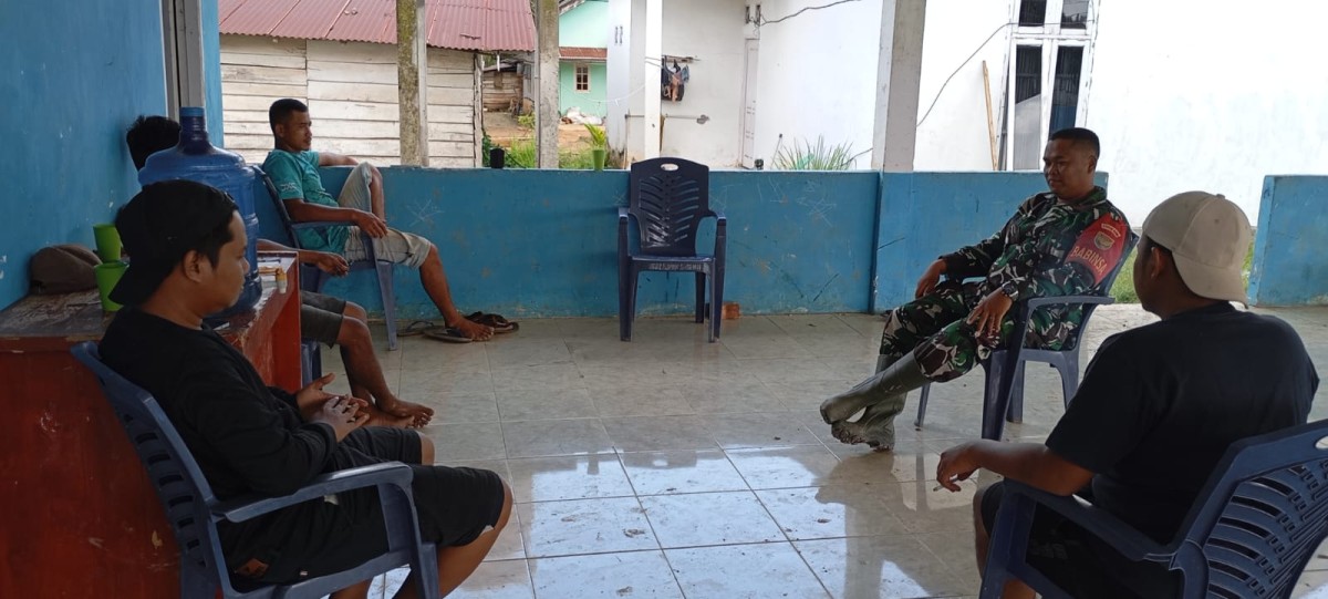 Pelda Sutrisno selaku Babinsa Koramil 406-05/Muara Kelingi melaksanakan kegiatan silaturahmi bersama warga Desa Lubuk Tua, Kecamatan Muara Kelingi, Kabupaten Musi Rawas.