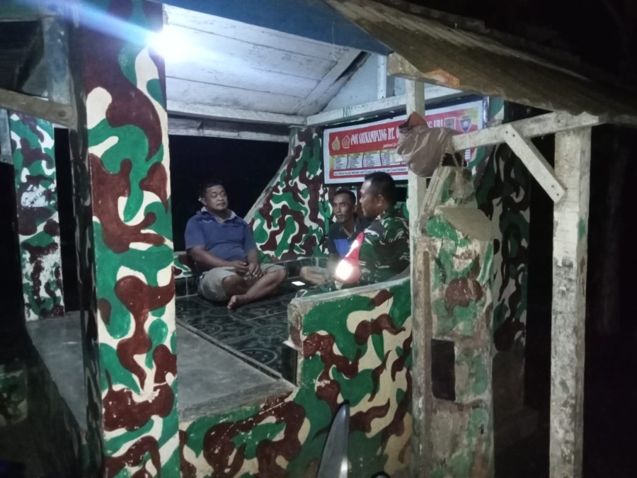 Babinsa Koramil 406-04/Muara Lakitan Laksanakan Patroli Malam dan Komsos di Pos Ronda Kelurahan Talang Ubi