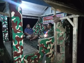 Babinsa Koramil 406-04/Muara Lakitan Laksanakan Patroli Malam dan Komsos di Pos Ronda Kelurahan Talang Ubi