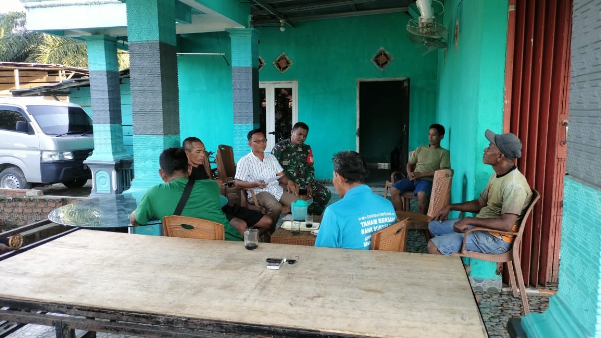 Jalin Keakraban, Babinsa Koramil 406-03/Rupit Laksanakan Komsos di Desa Bukit Langkap
