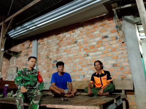 Sertu Efrilandi Babinsa Koramil 406-05/Muara Kelingi Terus Laksanakan Siskamling di Desa Sembatu Jaya Jelang Ramadhan