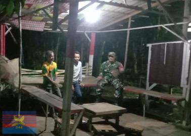 SERKA ZULKARNAIN BABINSA KORAMIL 406-07/JAYALOKA TERUS LAKSANAKAN PATROLI SISKAMLING, JAGA STABILITAS KEAMANAN WILAYAH