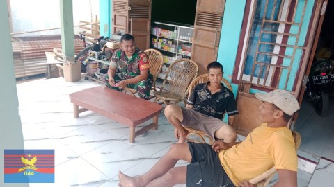 Babinsa Koramil 406-09/Terawas Laksanakan Komsos, Imbau Warga Tetap Waspada Saat Beraktivitas di Sekitar Hutan