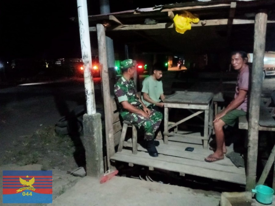 BABINSA KORAMIL 406-04/MUARA LAKITAN SERTA SUTARNO LAKSANAKAN PATROLI DAN MONITORING SISKAMLING 