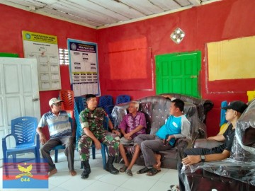 Babinsa Koramil 406-01/Rawas Ulu Laksanakan Komsos Bersama Masyarakat Desa Pulau Lebar