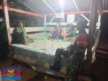 Babinsa Koramil 406-07/Jayaloka Koptu Agus Susilo Aktif Laksanakan Siskamling di Desa Kertosono Selama Bulan Ramadhan