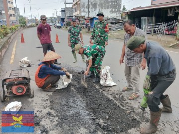 Babinsa Koramil 406-10/Lubuklinggau Timur I Bersama Anggota Kodim 0406/Lubuklinggau dan PUPR Tambal Jalan Berlubang di Simpang Periuk