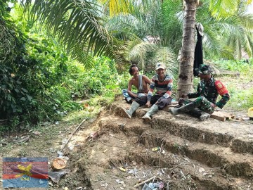 Babinsa Koramil 406-02/Rawas Ilir Laksanakan Komunikasi Sosial Bersama Warga Desa Pauh