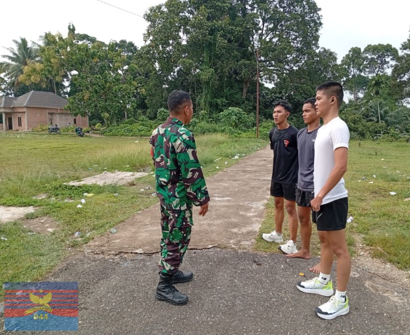 Babinsa Koramil 406-01/Rawas Ulu Laksanakan Komsos Bersama Pemuda, Ingatkan Bahaya Narkoba dan Judi Online