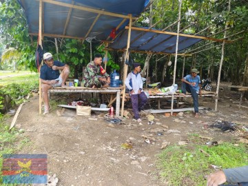 Babinsa Koramil 406-03/Rupit Laksanakan Komsos Bersama Warga Desa Noman Baru