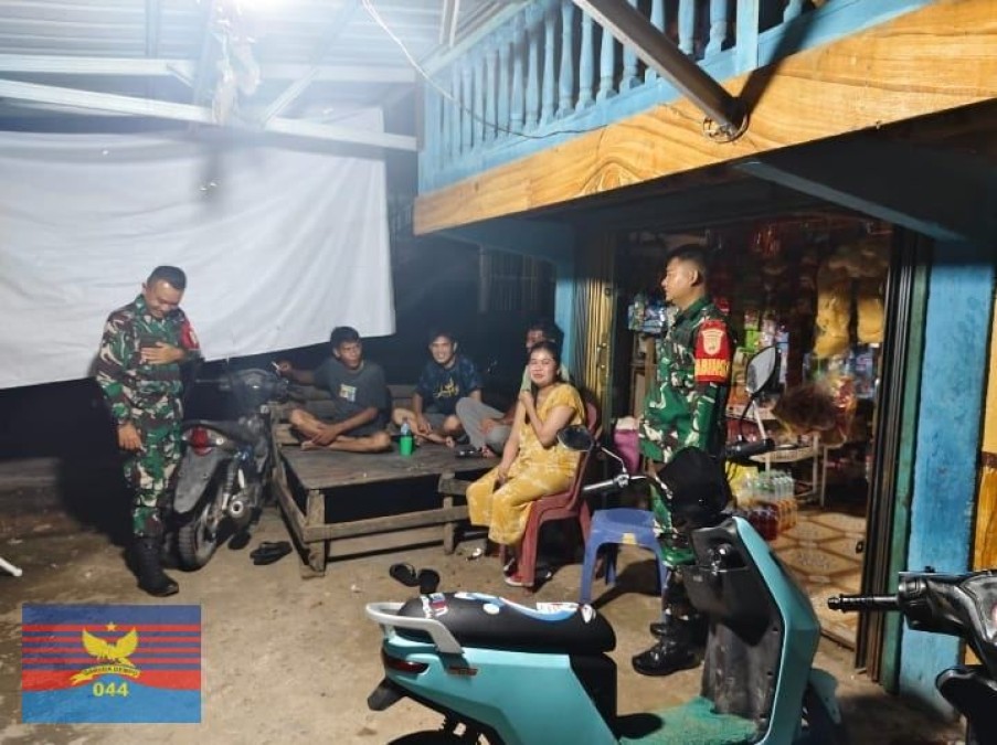 Babinsa Koramil 406-03/Rupit Intensifkan Patroli Siskamling di Desa Karang Anyar