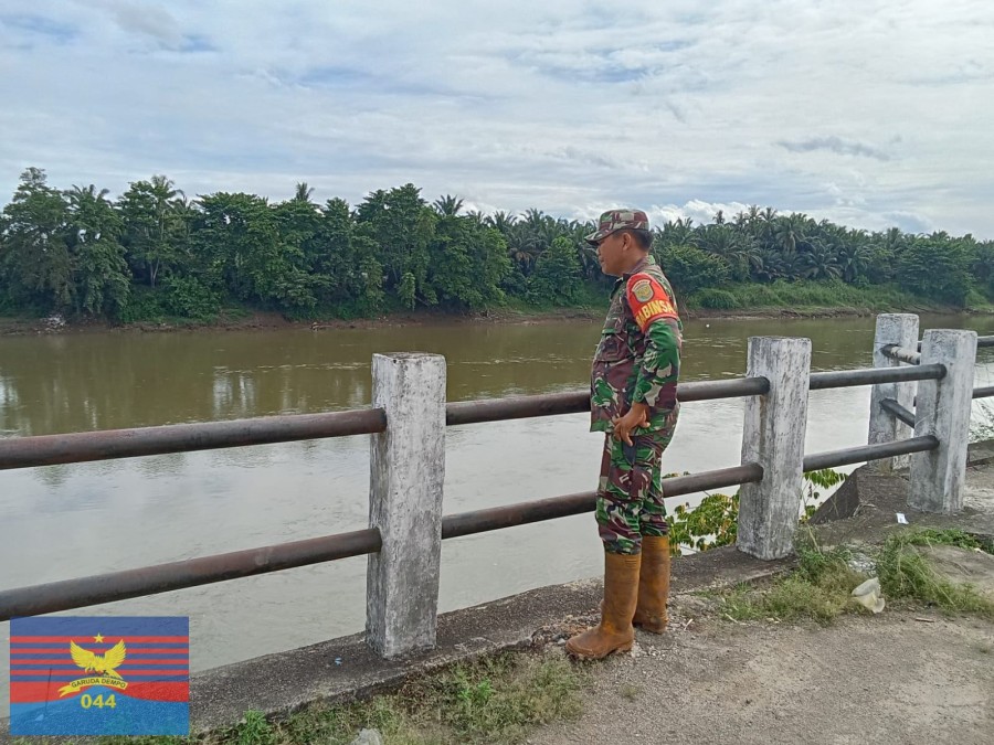 BABINSA KORAMIL 406-04/MUARA LAKITAN AKTIF PATROLI CEK DEBIT AIR UNTUK PREVENSI BENCANA