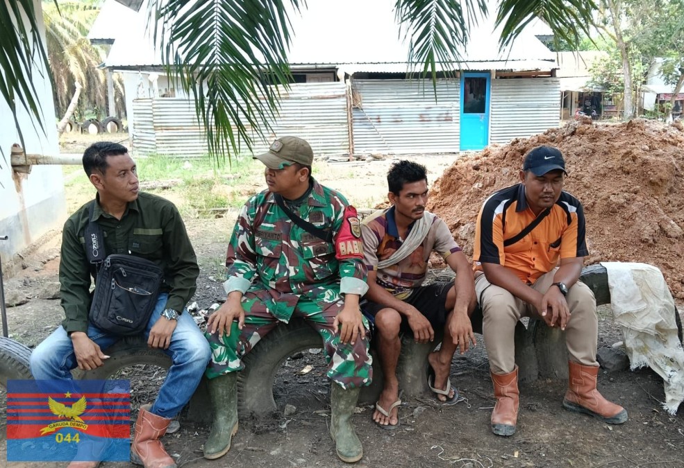 Babinsa Koramil 406-02/Rawas Ilir Komsos Bersama Warga, Ingatkan Pentingnya Faktor Keamanan Saat Bekerja